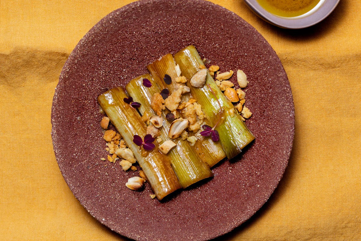 Poireaux braisés à la poêle au miso, sésame & crumble cacahuète