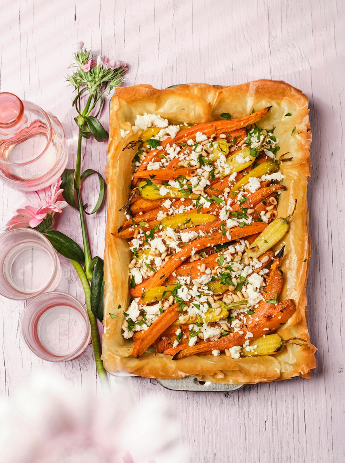 Tarte filo aux carottes rôties, feta et pignons de pin
